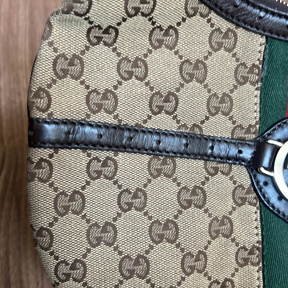 A226 - π― % authentic Gucci shoulder bag - Picture 7 of 16